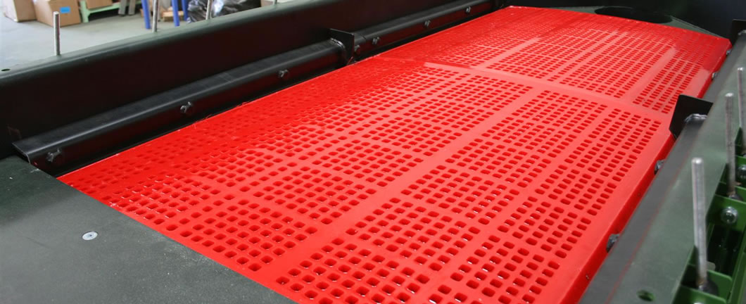 Polyurethane vibrating screen mesh is installed on the machine.